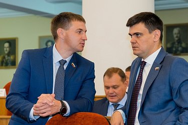 Соцподдержка, выборы, такси… Депутаты внесли изменения в областные законы